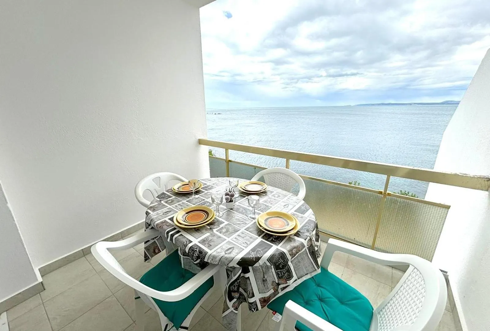 Meda Chica 3E Apartment Roses