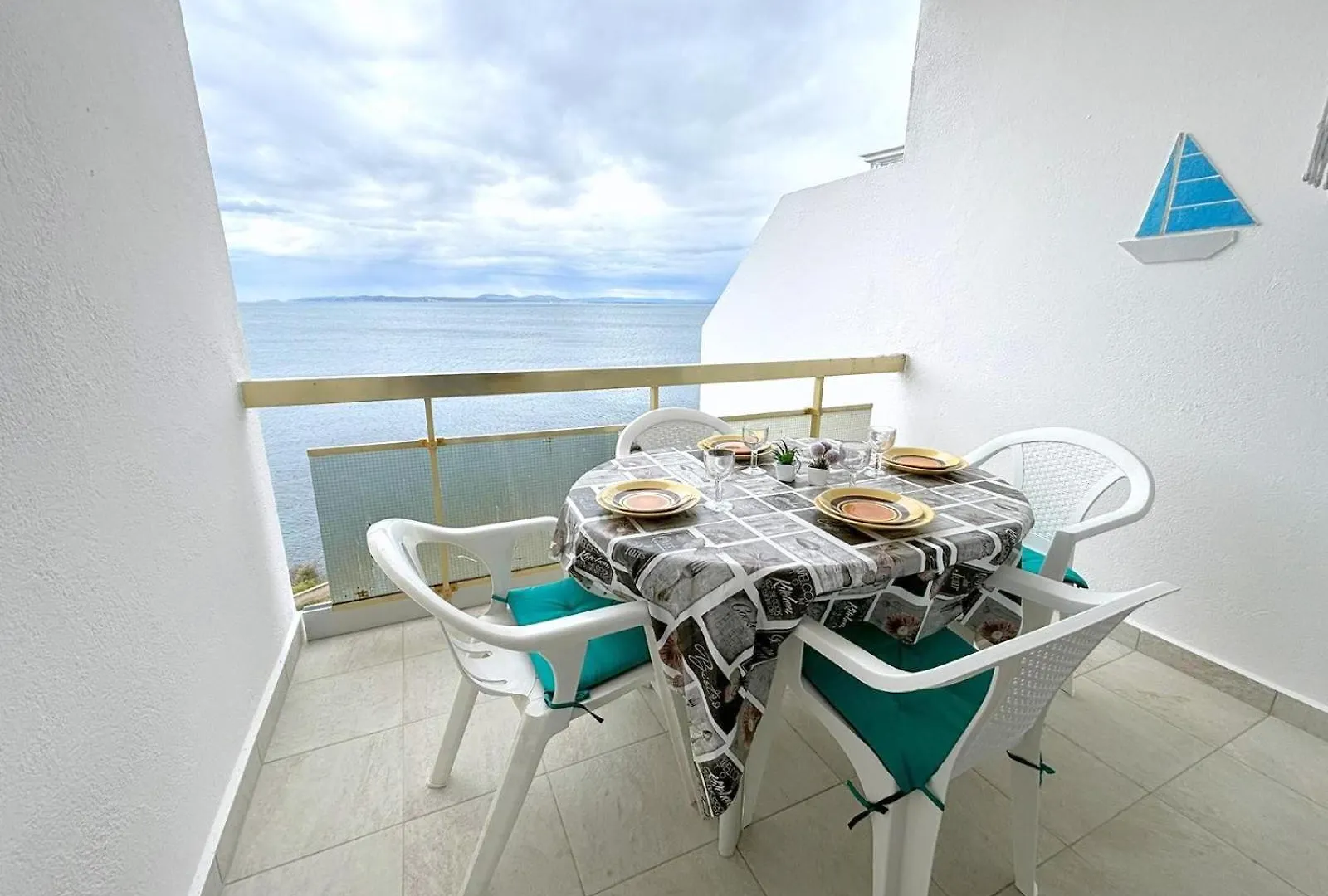 Meda Chica 3E Apartment Roses